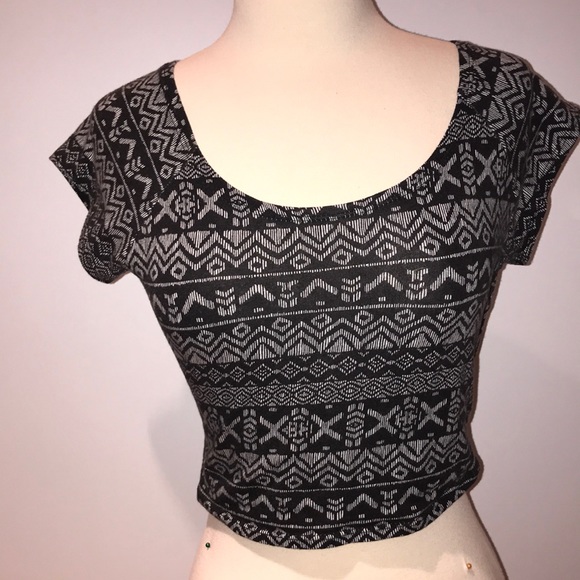 NOLLIE by PACSUN Reversible Aztec Crop Top - Picture 2 of 4